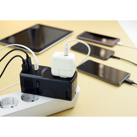 具有USB-C和雙USB充電器的36W PD全球旅行適配器