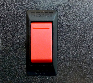 二合一開關的萬國防雷電源插座